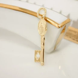 Llave Virgen Milagrosa Colgante Plata Ley 925m chapado oro 22 mm.