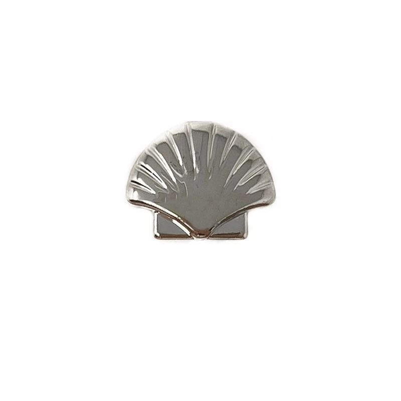 Pin metálico concha Camino de Santiago 15 mm. plateado liso detalles