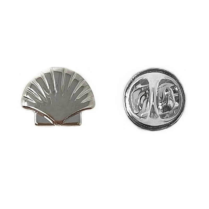 Pin metálico concha Camino de Santiago 15 mm. plateado liso detalles