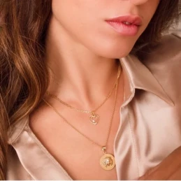 Colgante Oro 18k Gorgona 20 mm. relieve brillo cenefa greca matizada