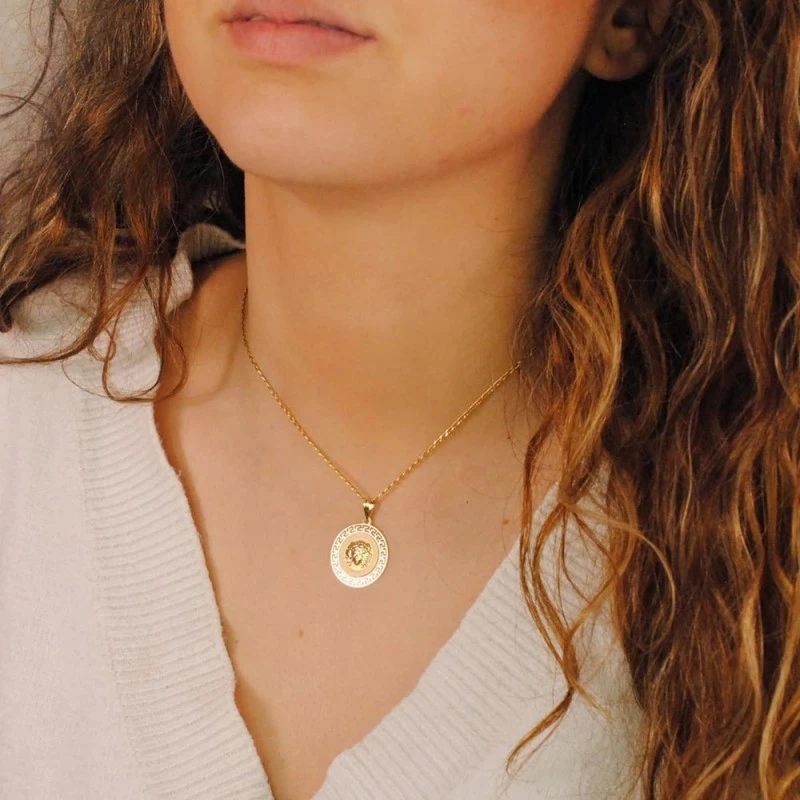 Colgante Oro 18k Gorgona 20 mm. relieve brillo cenefa greca matizada