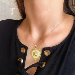 Colgante Oro 18k Gorgona 33 mm. relieve brillo cenefa greca matizada