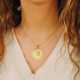 Colgante Oro 18k Gorgona 33 mm. relieve brillo cenefa greca matizada