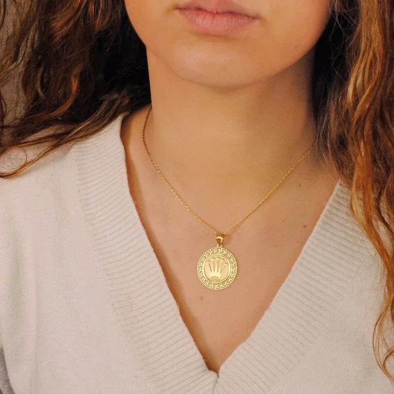 Colgante Oro 18k Corona 27 mm. brillo relieve borde cenefa greca mati