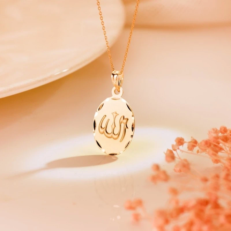 Colgante Oro 18k ALLAH ES GRANDE medalla 22 mm. oval matizada bordes
