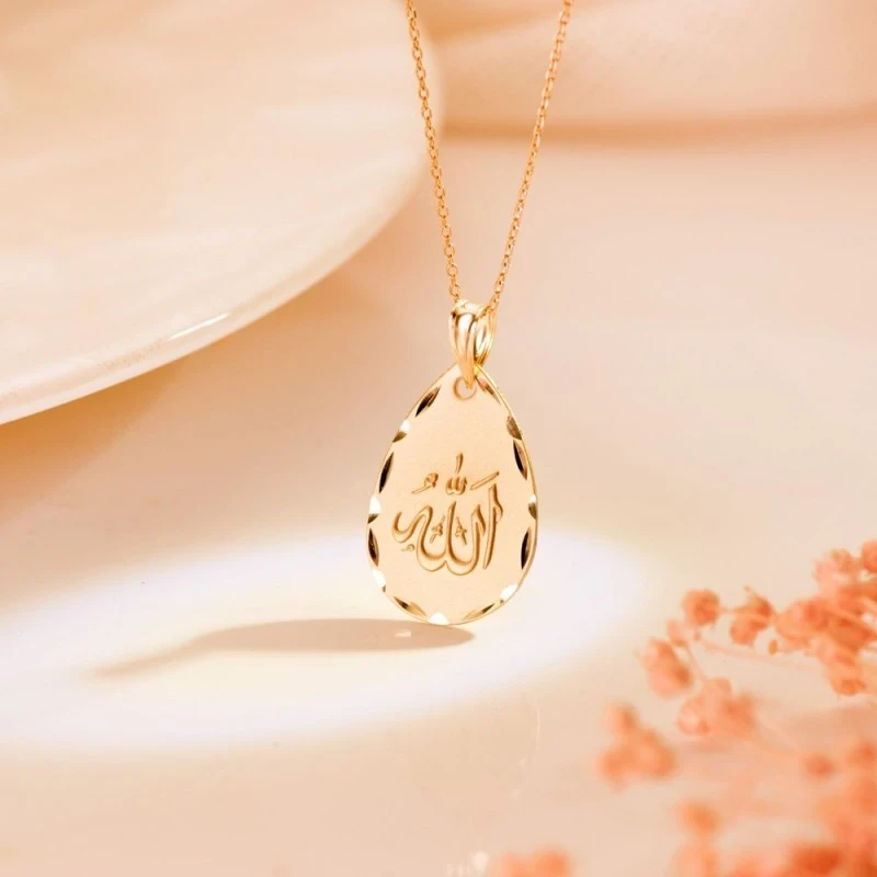 Colgante Oro 18k ALLAH ES GRANDE medalla 21 mm. oval forma gota matiz