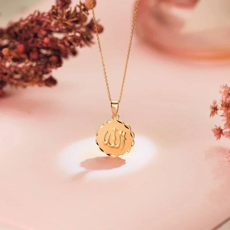 Colgante Oro 18k ALLAH ES GRANDE medalla 16 mm. relieve matizada bord