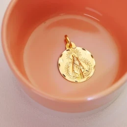 Virgen de la Cabeza Colgante Oro 18k medalla 22 mm. patrona Andújar r
