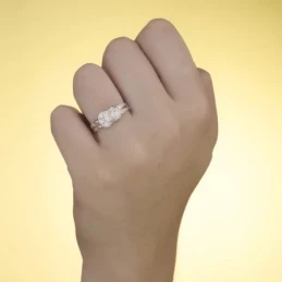 Sortija Oro Blanco 18k mujer circonitas combinadas liso