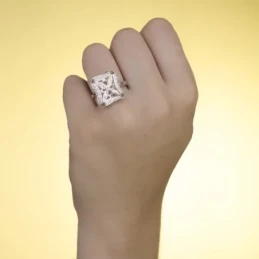 Sortija Oro Blanco 18k mujer cabeza cuadrada circonitas detalles cala