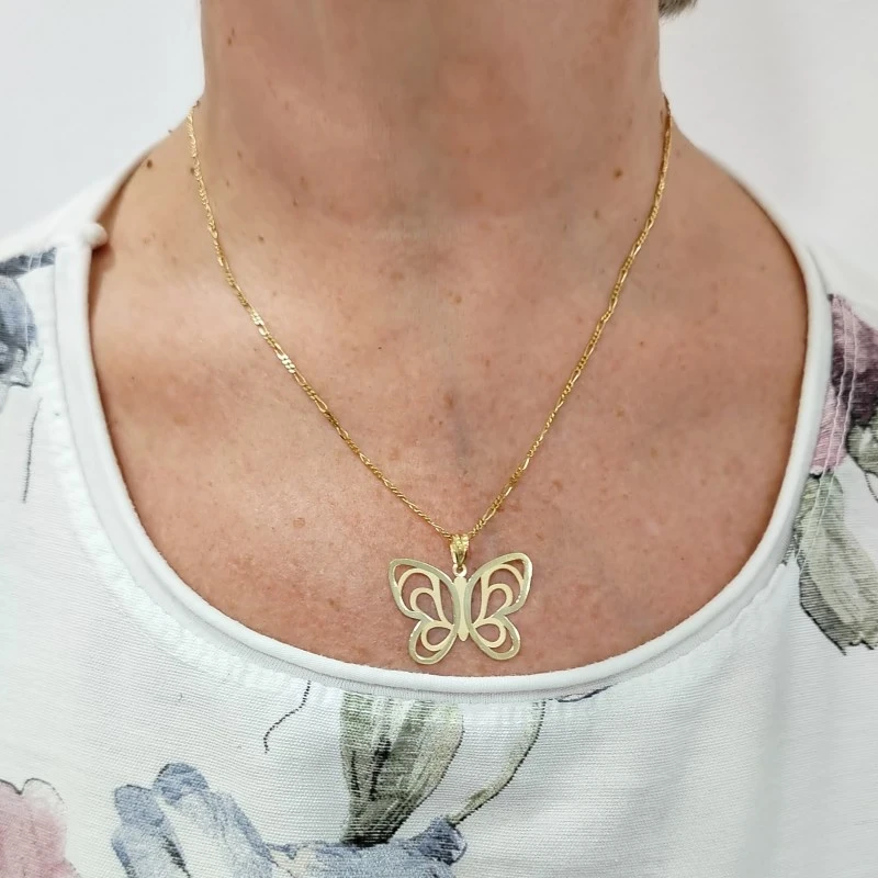 Colgante Oro 18k mujer 32 mm. forma mariposa calada láser detalle mat