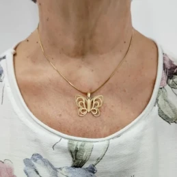 Colgante Oro 18k mujer 32 mm. forma mariposa calada láser detalle mat