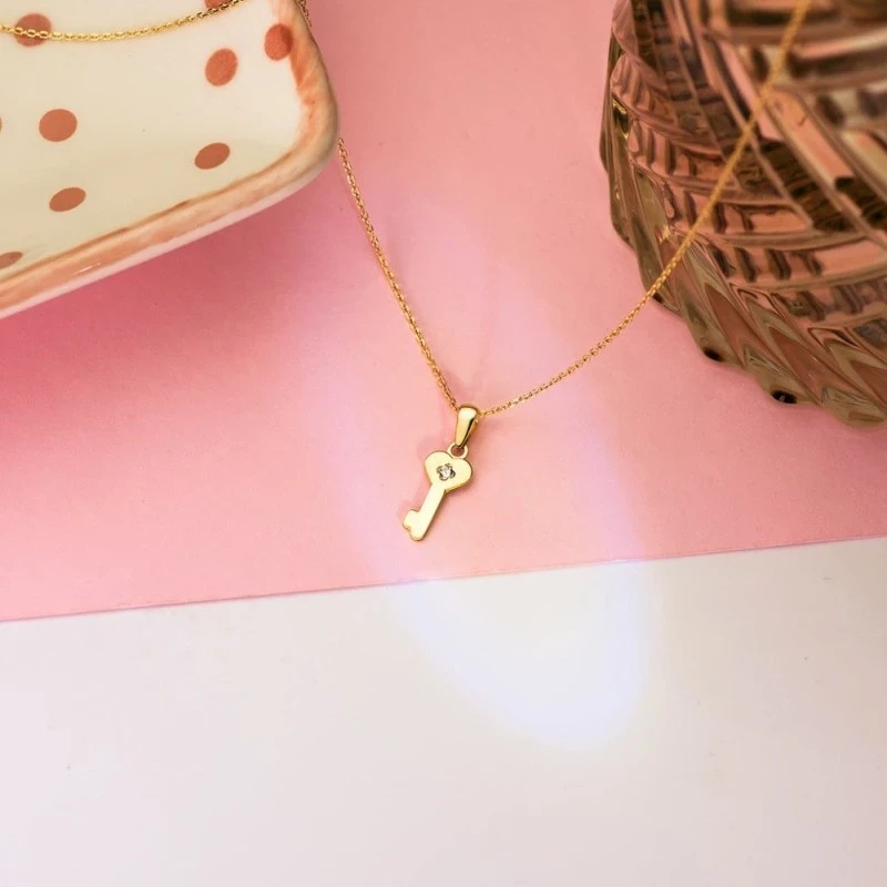 Colgante Oro 18k mujer 14 mm. forma llave circonita centro lisa