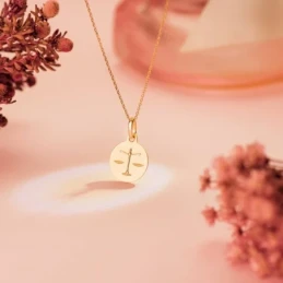 Libra Horóscopo Colgante Oro 18k mujer 13 mm. matizada. Grabación inc
