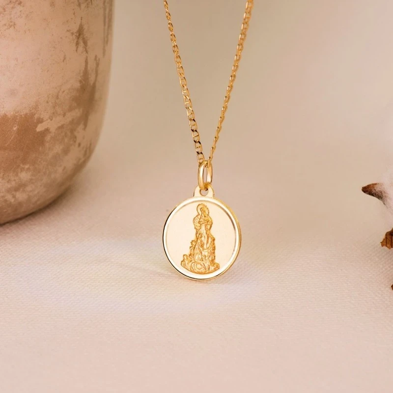 Virgen del Saliente Medalla Oro 18k unisex 18 mm. bisel liso