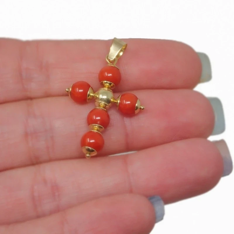 Cruz Colgante Oro 18k mujer 25 mm. 5 corales finos 6 mm.