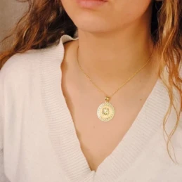 Colgante Oro 18k medusa 27 mm. centro detalle forma greca calada bord