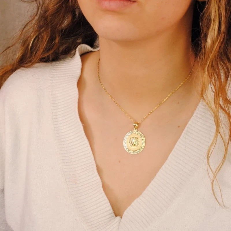 Colgante Oro 18k medusa 27 mm. centro detalle forma greca calada bord