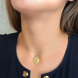 Colgante Oro 18k medusa 27 mm. centro detalle forma greca calada bord