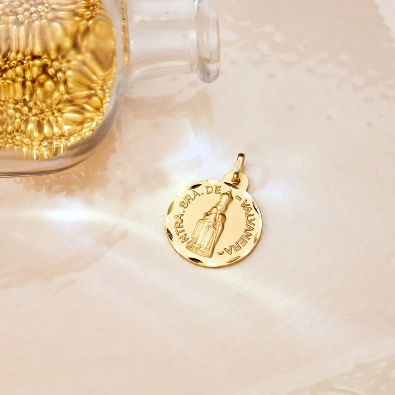 Nuestra Señora de Valvanera Medalla Oro 18k tallada 20 mm. borde