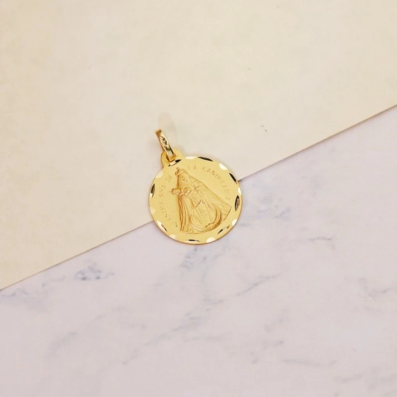 Nuestra Señora de la Candelaria Medalla Oro 18k tallada 20 mm.. Graba
