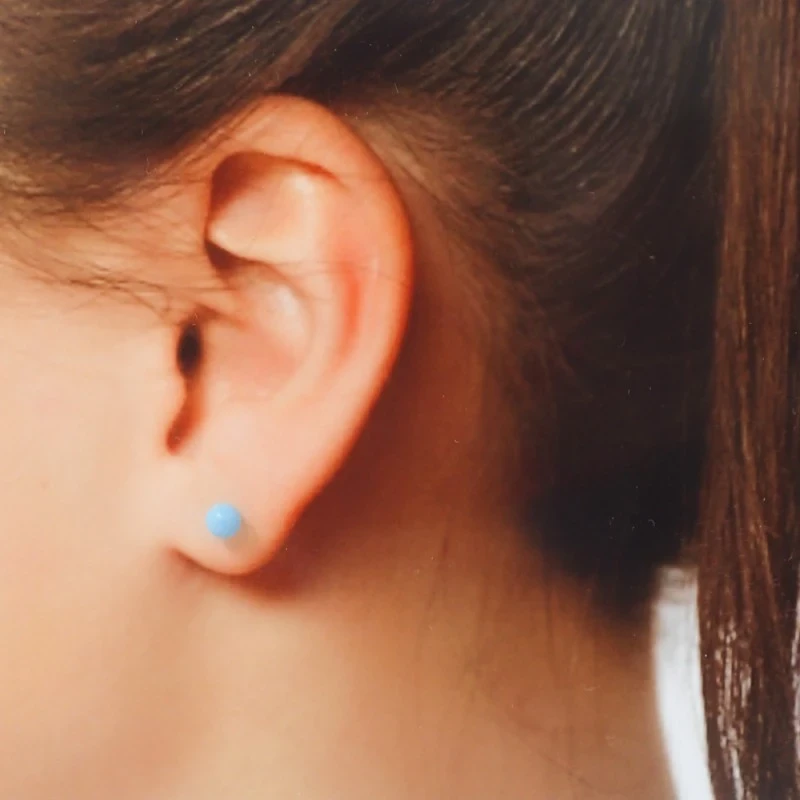 Pendientes Oro 18k niña 4 mm. piedras turquesas reconstituidas