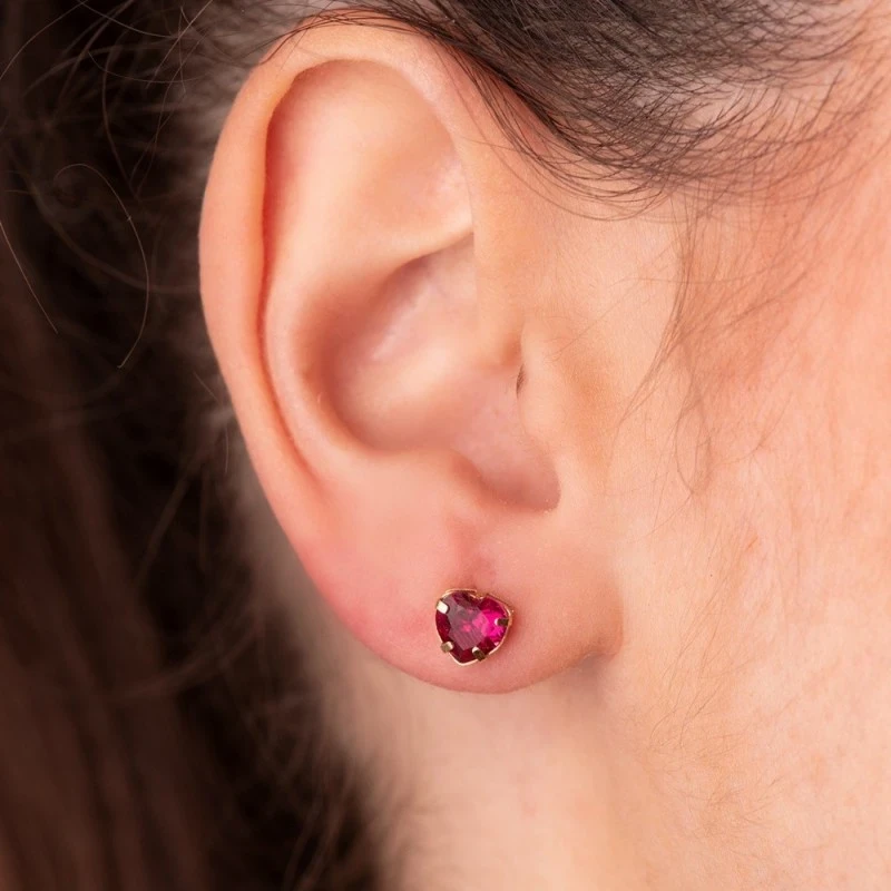Pendientes Oro 18k mujer 6 mm. piedra color granate forma corazón