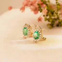 Pendientes Oro 18k mujer 12 mm. esmeralda ovalada centro 1.5ct. combi