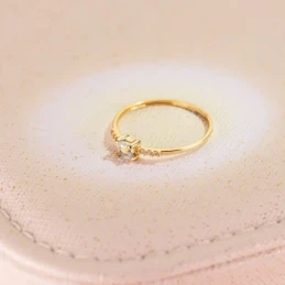 Sortija Oro 18k aguamarina 3 mm. centro combinada 6 diamantes 0.005ct