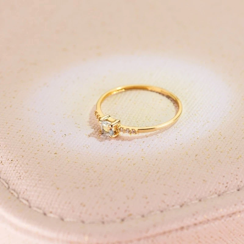 Sortija Oro 18k aguamarina 3 mm. centro combinada 6 diamantes 0.005ct