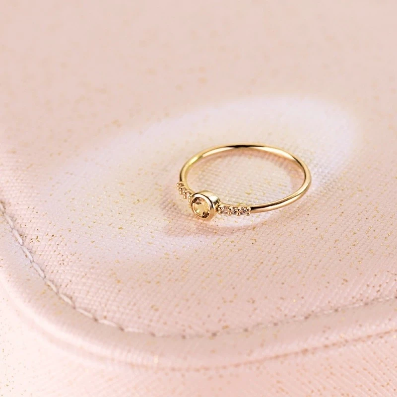 Sortija Oro 18k citrina 3 mm. redonda centro combinada 6 diamantes 0.