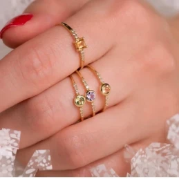 Sortija Oro 18k olivina 3 mm. redonda centro combinada 6 diamantes 0.