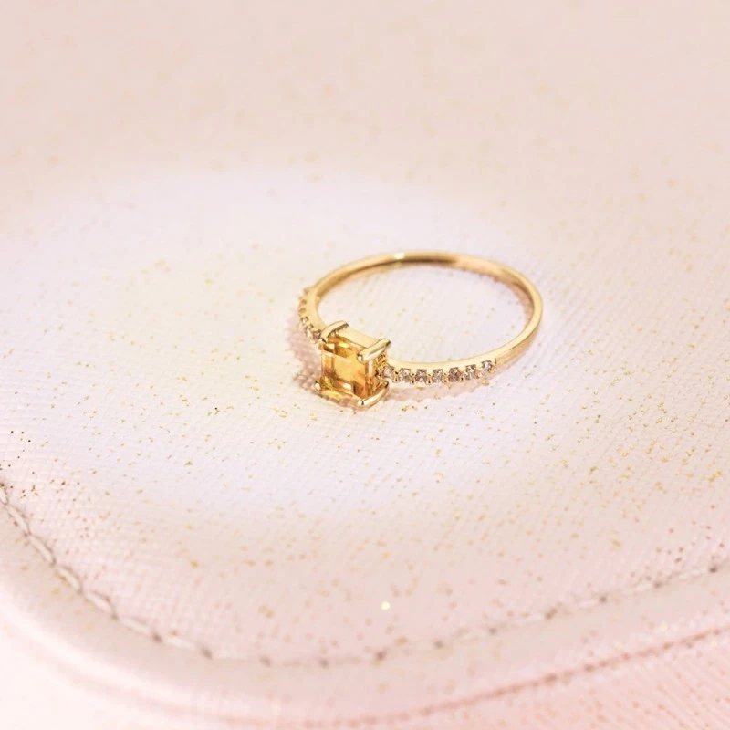 Sortija Oro 18k citrina 4 mm. cuadrada centro combinada 7 diamantes 0