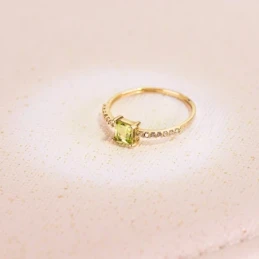 Sortija Oro 18k olivina 4 mm. cuadrada centro combinada 7 diamantes 0