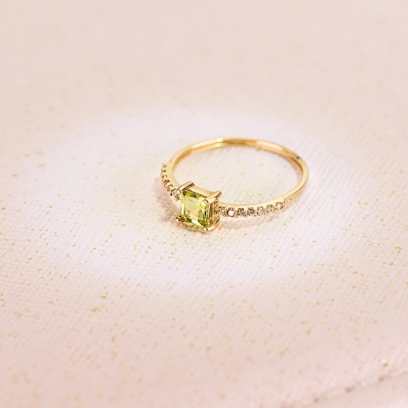 Sortija Oro 18k olivina 4 mm. cuadrada centro combinada 7 diamantes 0