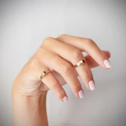Solitario Oro 18k bebé circonita roja ovalada centro cabeza 5 x 3 mm.