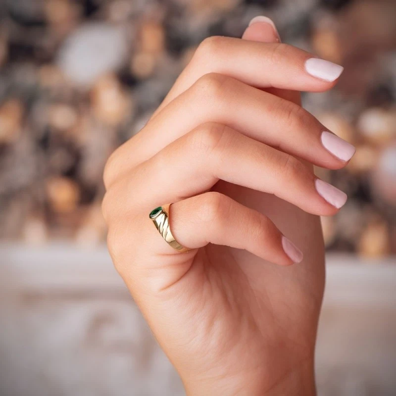 Solitario Oro 18k bebé circonita verde ovalada centro cabeza 5 x 3 mm