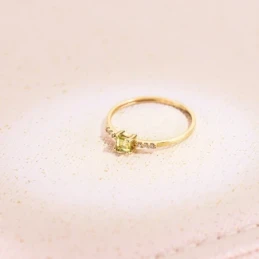 Sortija Oro 18k mujer piedra olivina centro 3 mm. combinada 6 diamant