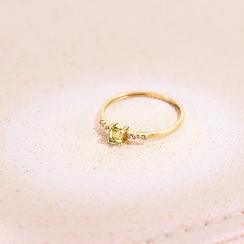 Sortija Oro 18k mujer piedra olivina centro 3 mm. combinada 6 diamant