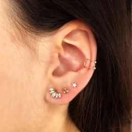 Piercing Pendiente para Oreja en Oro de 18k con 4 mm. y 3 bolas en fo