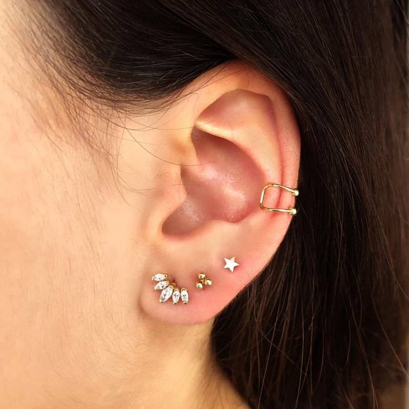 Piercing Pendiente para Oreja en Oro de 18k con 4 mm. y 3 bolas en fo