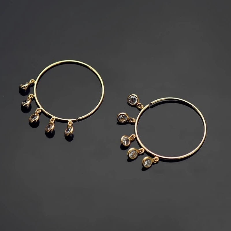 Aros Pendientes en Oro de 18k en 20 mm. con cinco circonitas colgante