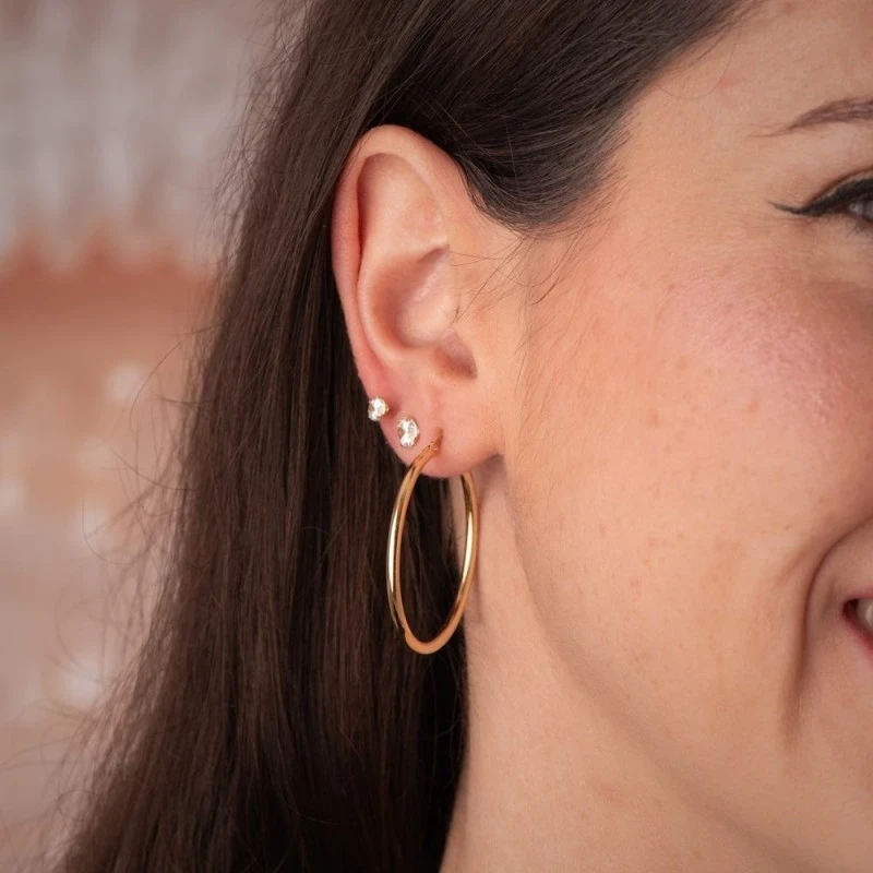 Aros Pendientes en Oro de 18k con 34 mm. con tubo redondo liso y un g