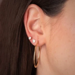 Aros Pendientes en Oro de 18k con 34 mm. con tubo redondo liso y un g