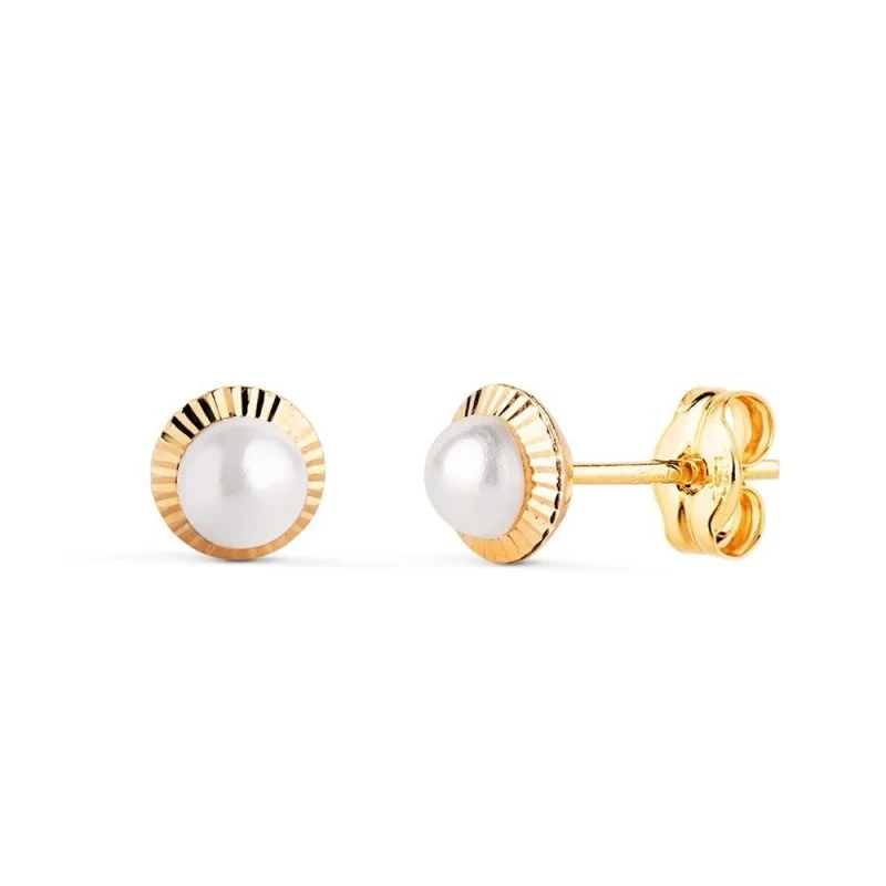 Pendientes en Oro de 18k con 6 mm. perla en el centro con borde talla