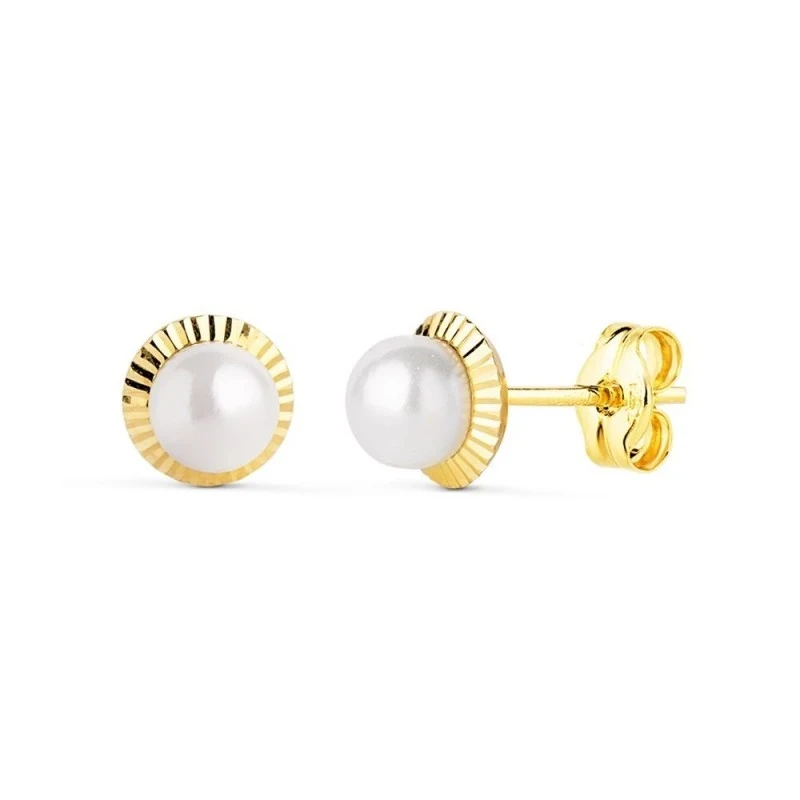 Pendientes en Oro de 18k con 7 mm. perla en el centro con borde talla