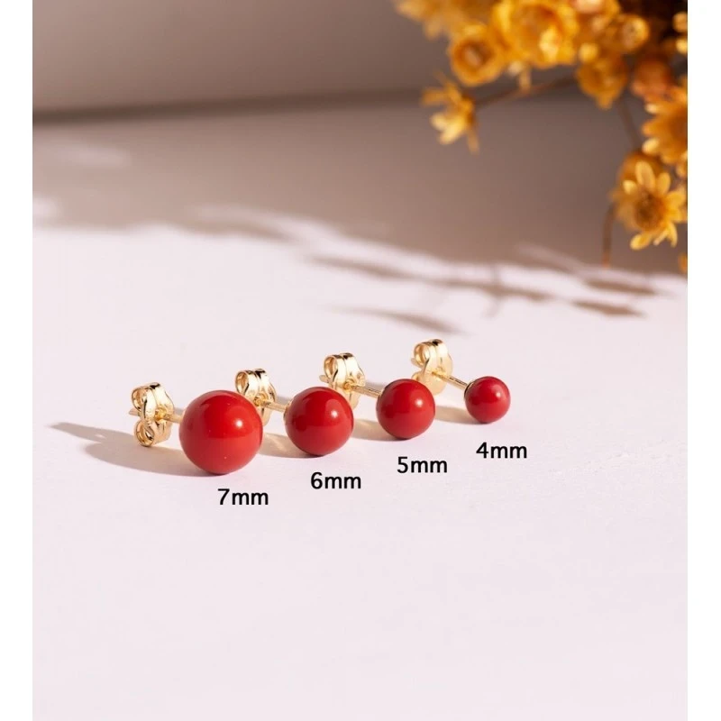 Pendientes en Oro de 18k con piedra coral de 5 mm.