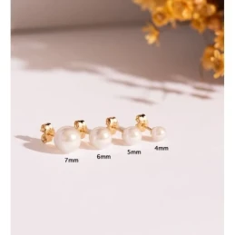Pendientes en Oro de 18k con perla de 5 mm.