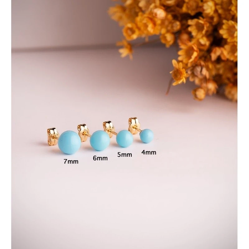 Pendientes en Oro de 18k con piedra turquesa de 5 mm.