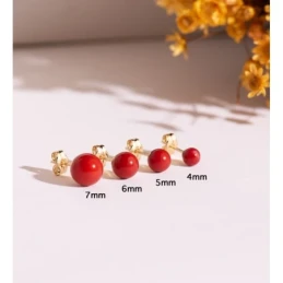Pendientes en Oro de 18k con piedra coral de 7 mm.